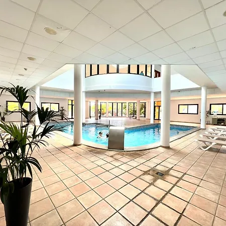 Junior Suite, Swiming Pool, Wifi, Ac, Well Connected 아파트